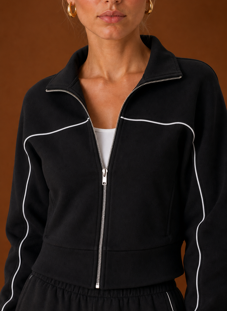 Close-up of the jacket's full-zip closure on the Areleon tracksuit