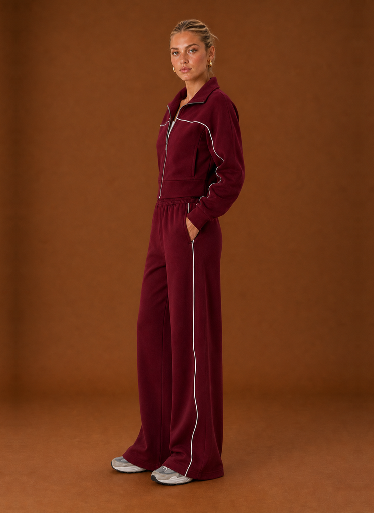 Side view of the Areleon women's full-zip tracksuit highlighting the silhouette