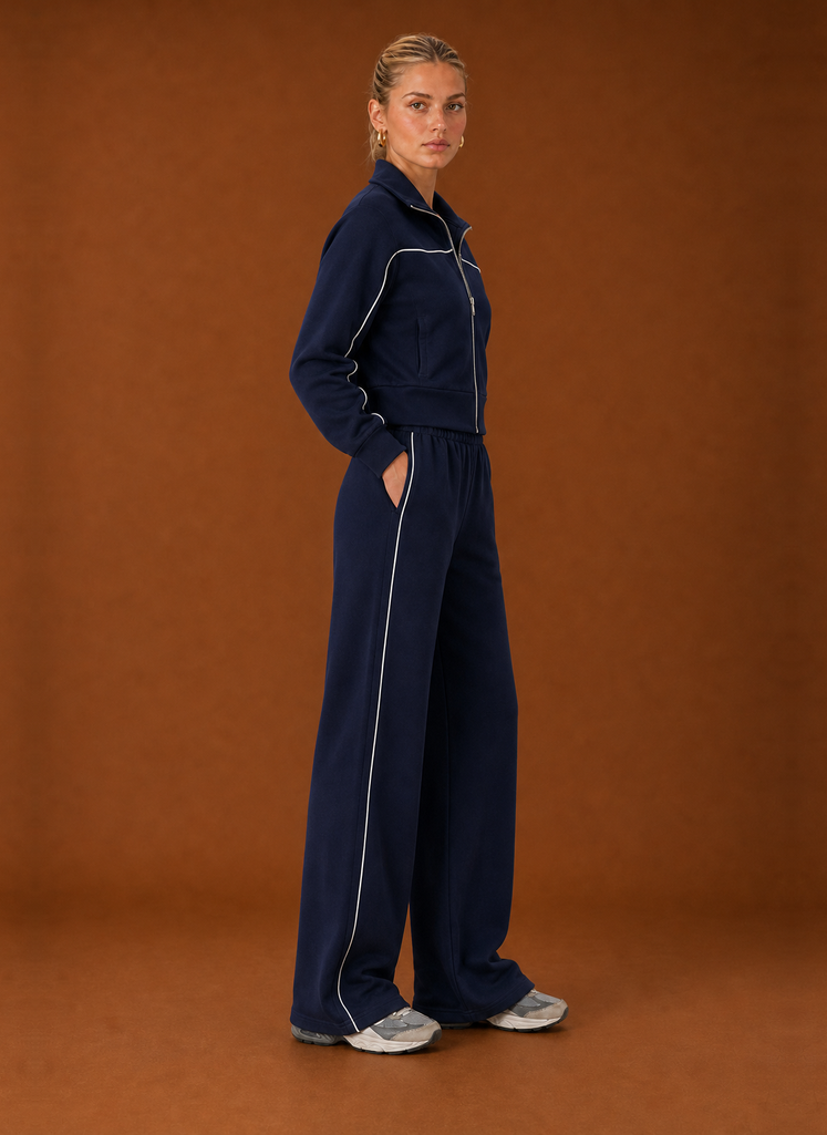 Side view of the Areleon women's full-zip tracksuit highlighting the silhouette